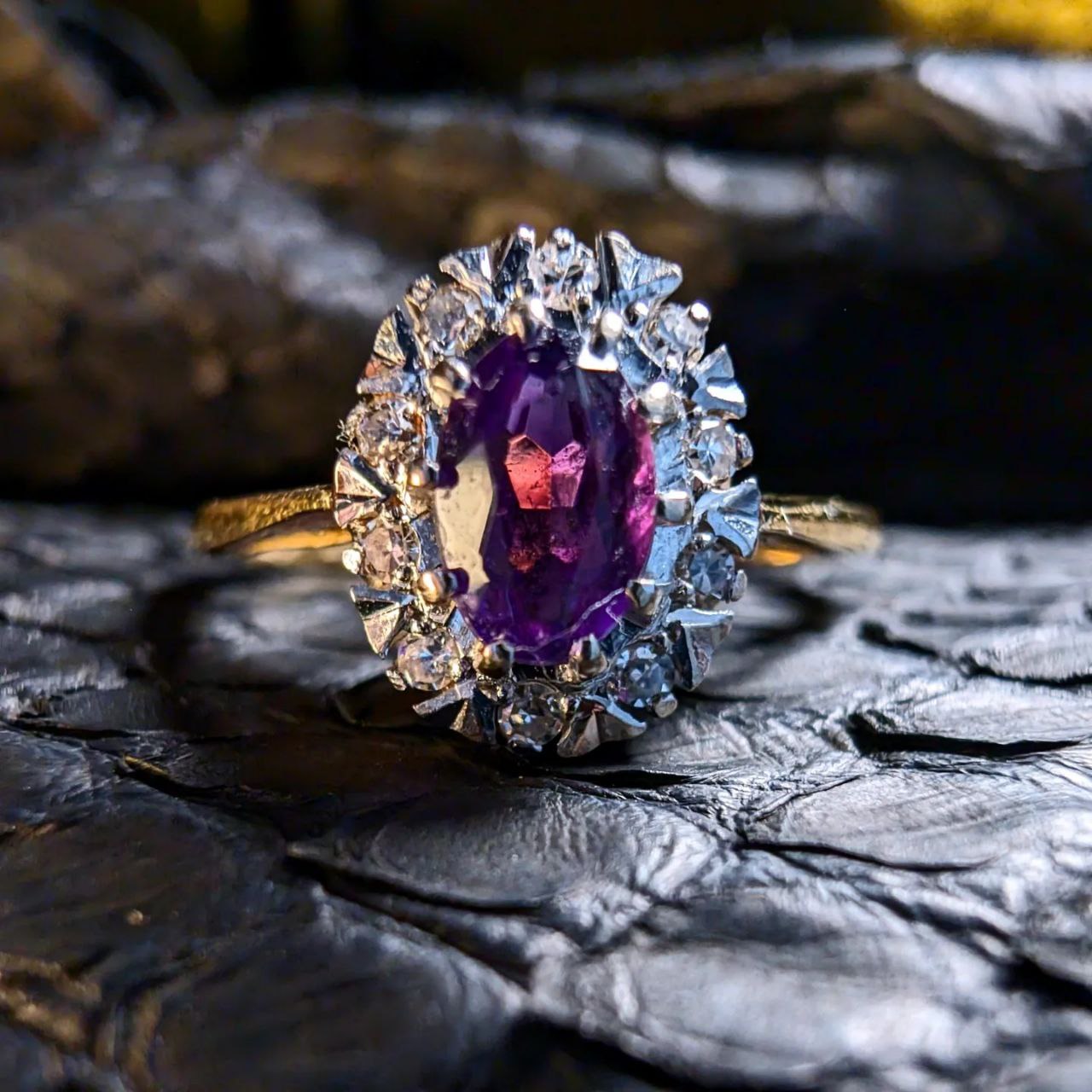 18ct gold ring "Enchanted World" with amethyst and diamond cluster.