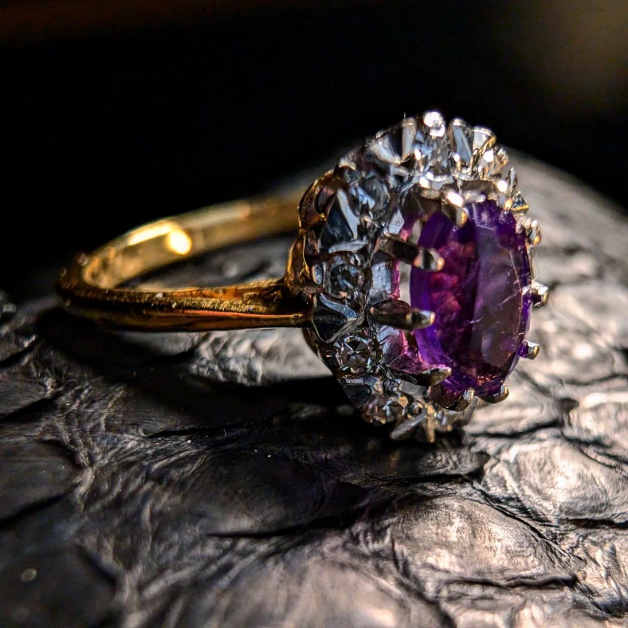 18ct gold ring "Enchanted World" with amethyst and diamond cluster.