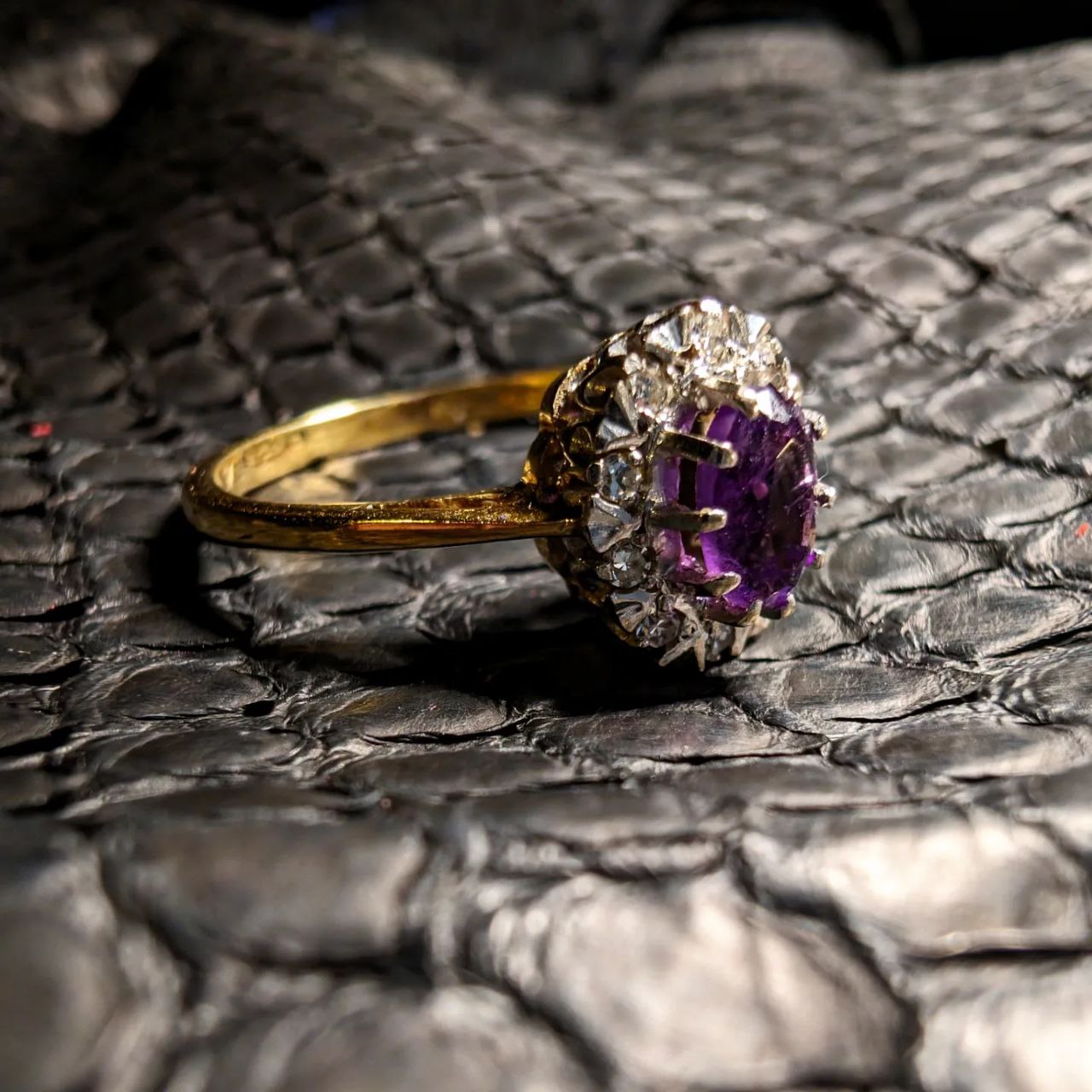 18ct gold ring "Enchanted World" with amethyst and diamond cluster.