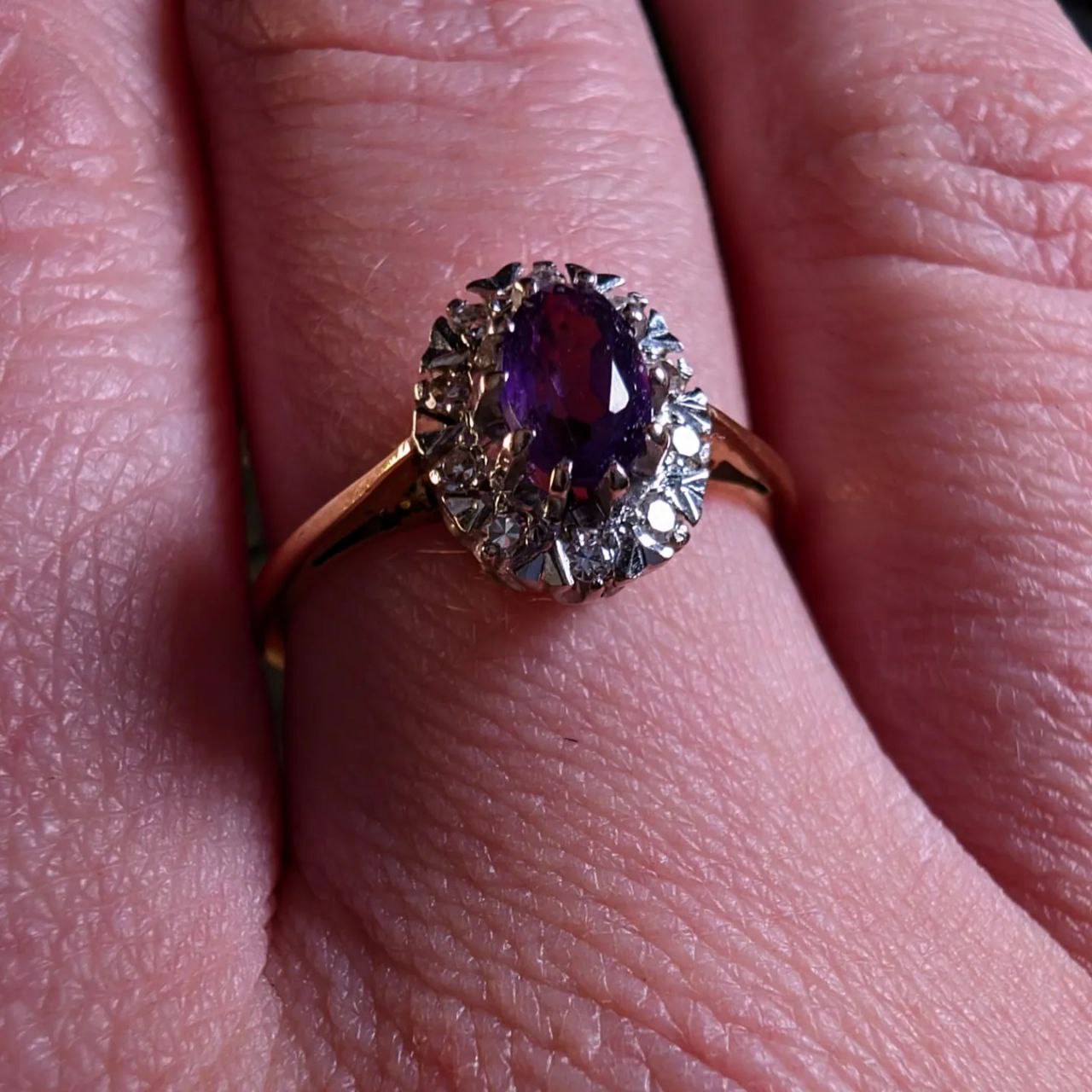 18ct gold ring "Enchanted World" with amethyst and diamond cluster.