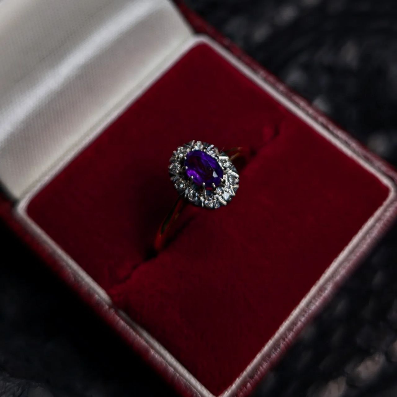 18ct gold ring "Enchanted World" with amethyst and diamond cluster.