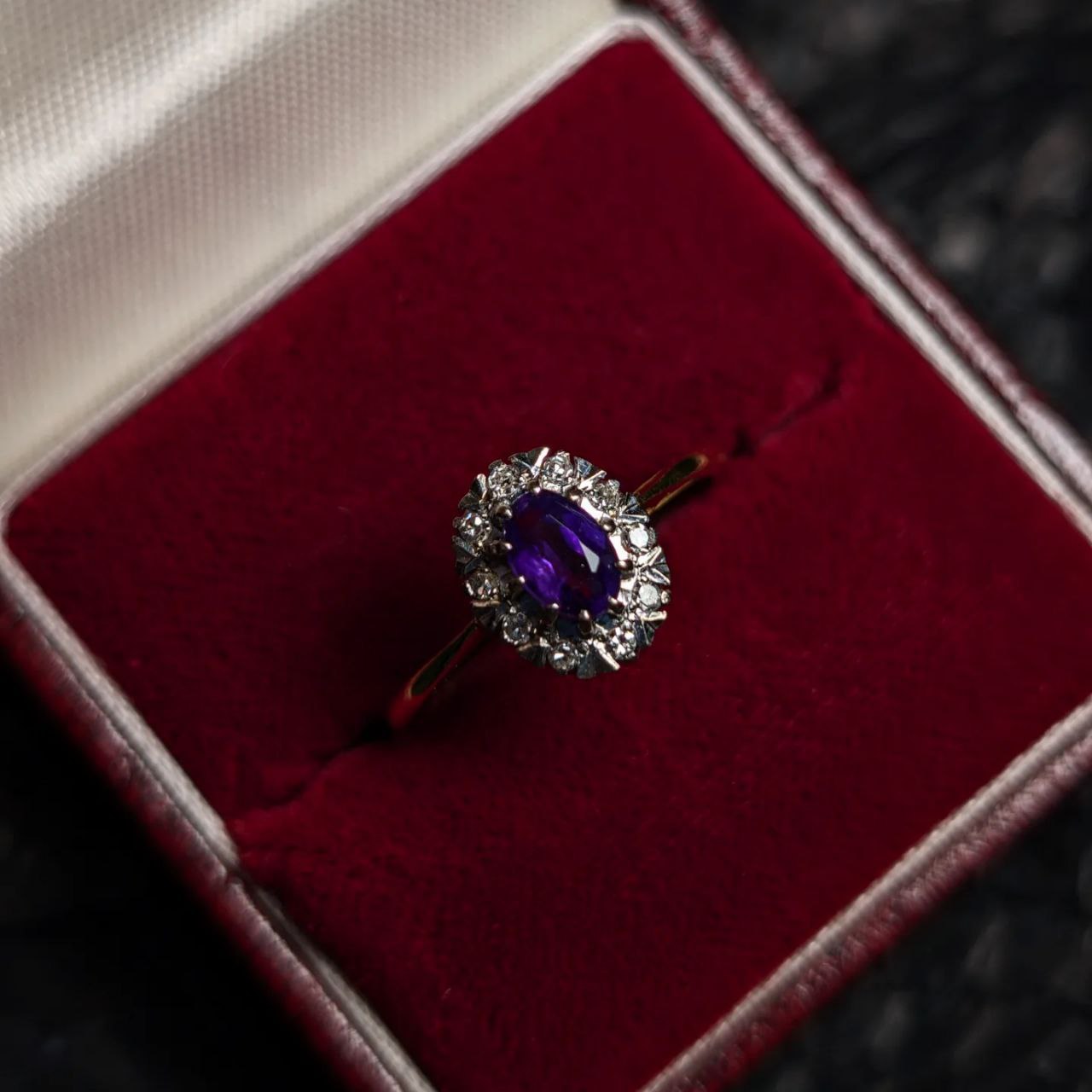 18ct gold ring "Enchanted World" with amethyst and diamond cluster.